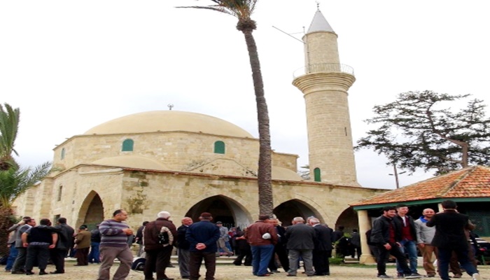 Kıbrıs'ta bin kişilik bir kafile Hala Sultan Tekkesi'ne giderek ibadet etti