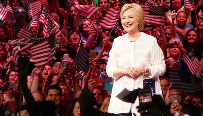 Clinton en güncel iki ankette de Trump'ı geride bıraktı