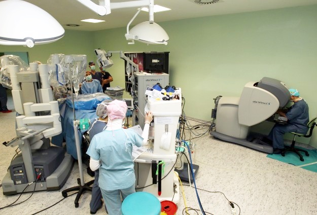 Devlet hastanelerinde ameliyat yapan "robot"lar artacak
