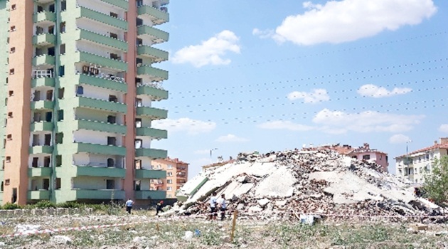 Sincan'da 10 katlı boş bina çöktü