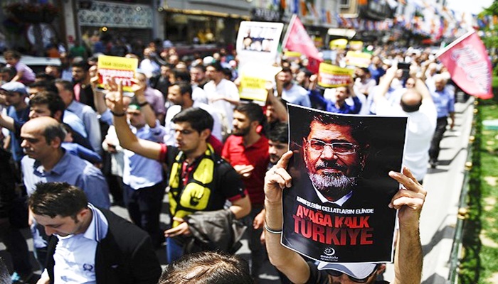 Mursi'nin idam kararı İstanbul'da protesto edildi
