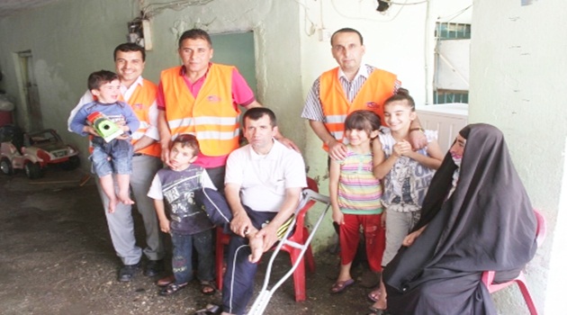 Kimse Yok Mu'yu karşılarında gören fakir aileler gözyaşlarına hakim olamadı