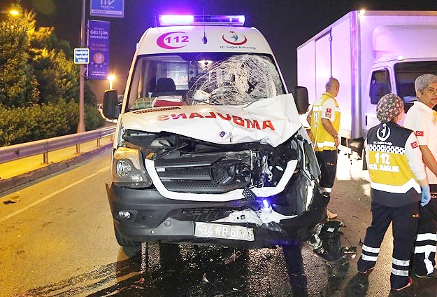 Beşiktaş'ta ambulans ile motosiklet çarpıştı