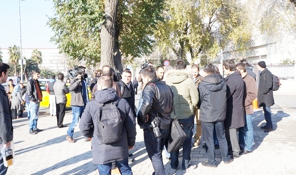 Gazetecilerin emniyet önündeki bekleyişi sürüyor