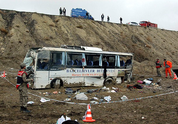 Cenaze taşıyan otobüs devrildi