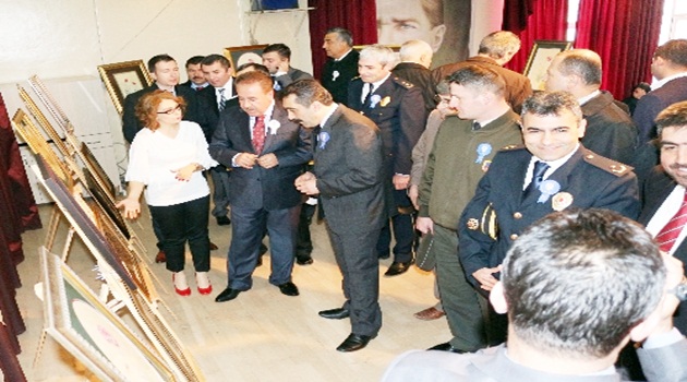 Polisler, ebru sergisi açtı
