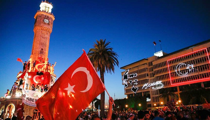 Darbeye karşı sabaha kadar meydanları terk etmediler
