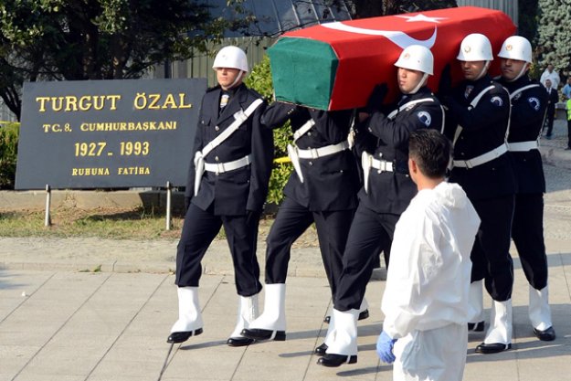 Özal'ın naaşı Anıt Mezar'dan çıkarıldı