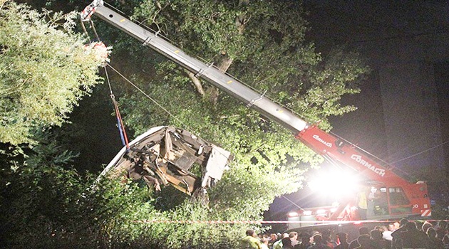 İtalya'da otobüs viyadükten düştü: 37 ölü
