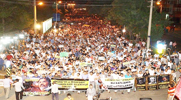 Diyarbakır'da demokrasi yanlılarına destek gösterisi