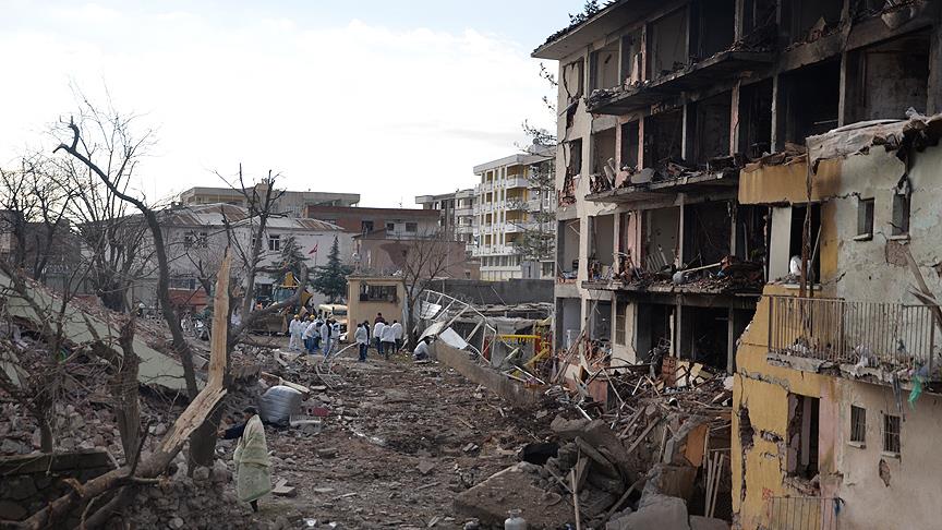 Diyarbakır'da terör saldırısı: 2'si polis yakını 5 kişi yaşamını yitirdi, 39 kişi yaralandı