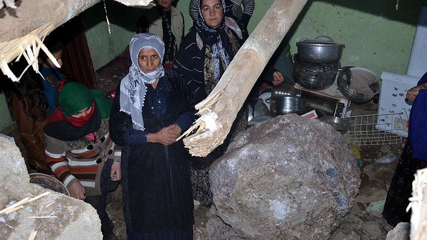 Dağdan kopan kaya parçası evin üzerine düştü