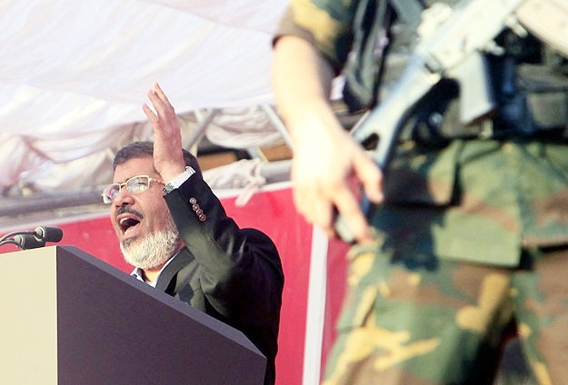 Mursi mahkeme başkanına Rabia işaretiyle yanıt verdi
