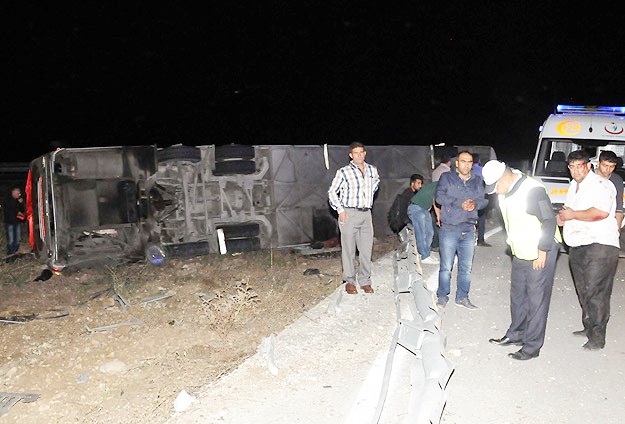 Erzurum'da yolcu otobüsü devrildi: 22 yaralı
