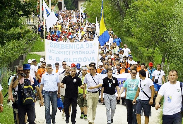 Srebrenitsa kurbanları için yürüyorlar