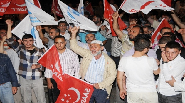 İstanbul'da Mursi'ye destek gösterisi