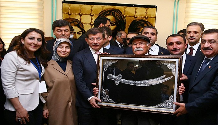Başbakan Davutoğlu cemevini ziyaret etti