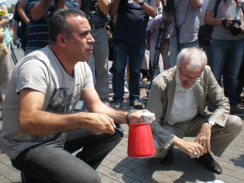 Srebrenitsa kurbanlarına kahve fincanları ile anma