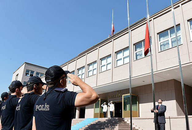 Gazze için bayraklar yarıya indirildi