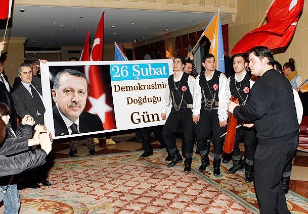 Erdoğan'a pankartlı doğum günü kutlaması