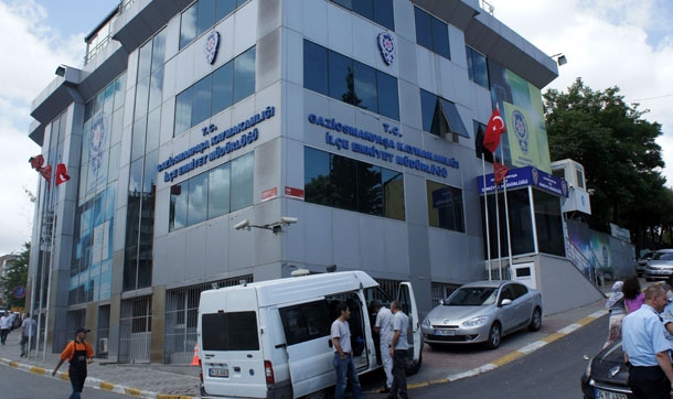 Bayrağı indirmeye çalışan hain vuruldu