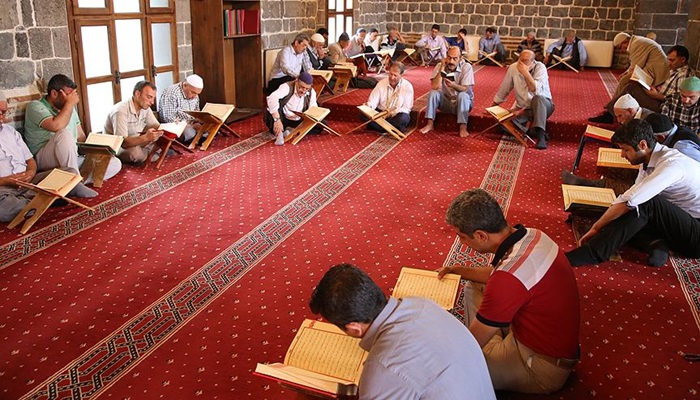 Sur'un tarihi camileri mukabele halkalarıyla şenlendi