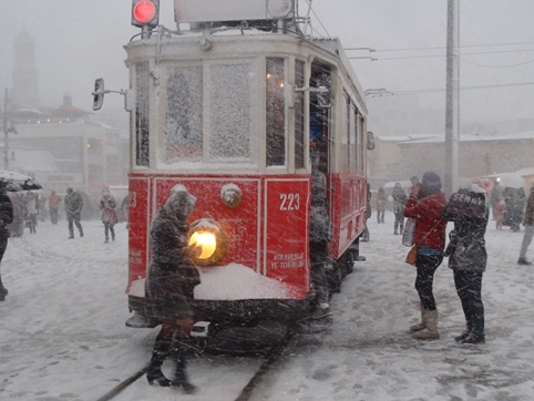 Taksim'de tipiden göz gözü görmüyor