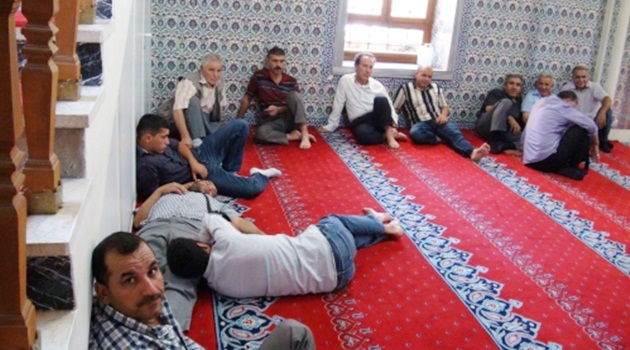 Sıcağın kavurduğu Şanlıurfa'da, vatandaş iftarı klimalı camilerde bekliyor