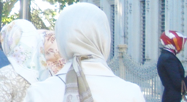 İsveç'te başörtülü kadınlara saldırılar sürüyor