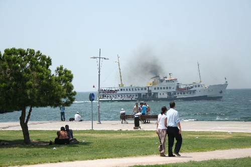 İstanbullular deniz kenarında serinliyor
