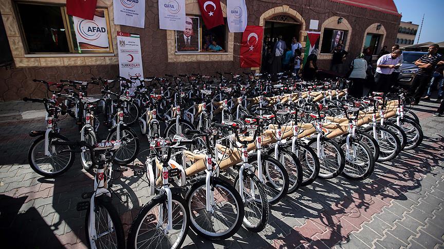 Cumhurbaşkanı Erdoğan'ın hediye ettiği bisikletler Gazze'de dağıtılıyor