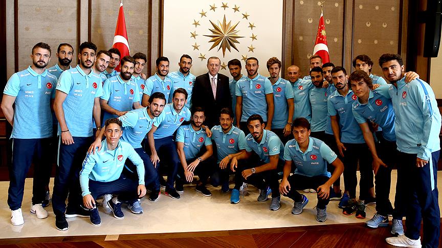 Cumhurbaşkanı Erdoğan A Milli Futbol Takımı'nı kabul etti