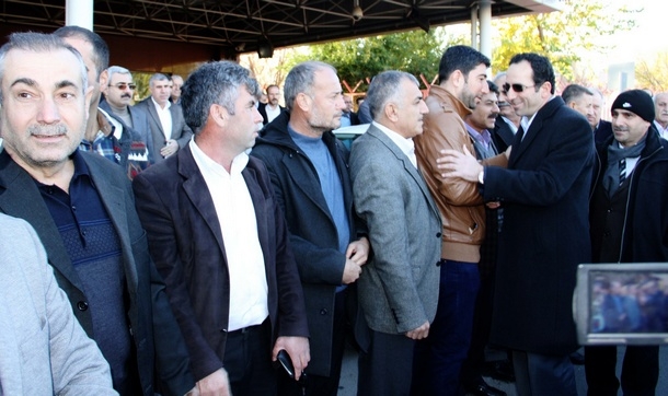 Görevden alınan Kurtoğlu'nu binlerce Diyarbakırlı uğurladı