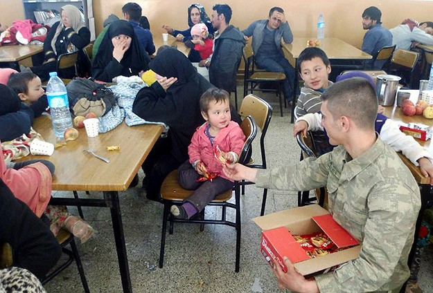 Mehmetçik 63 kaçağı donmaktan kurtardı
