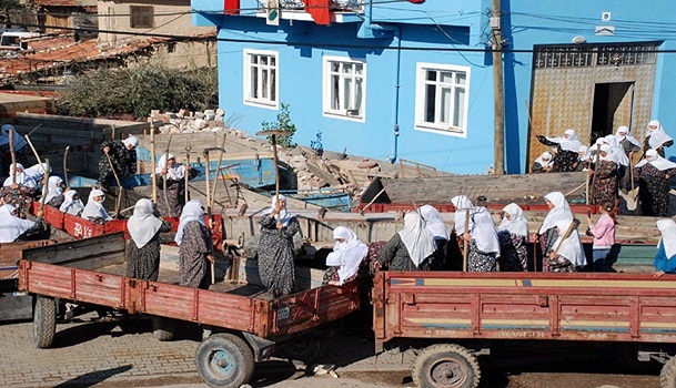 Kadınlardan kazma kürekli barikat