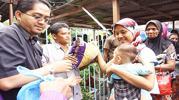 Budistler taşlarla yardım kuruluşlarına saldırdı
