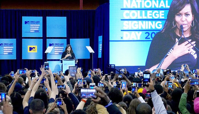 Michelle Obama Harlem'de 4 bin öğrenciyi ağırladı