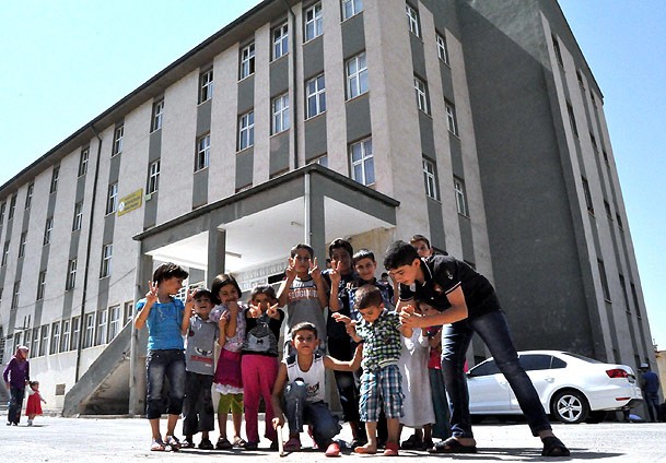 Okullardaki sığınmacıların sevki başlıyor