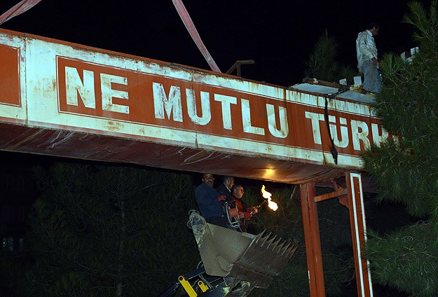 Diyarbakır'da askeri darbesi sonrası konulan tabela kaldırıldı