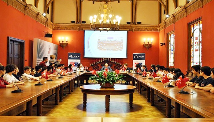 Letonya Parlamentosunda "söz" Türk gençlerinde