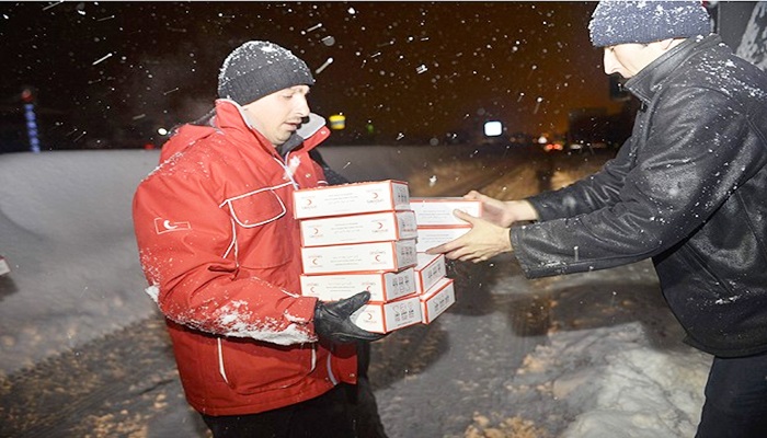 Türk Kızılayı ve AFAD yolda kalanlara gece boyu yardım etti