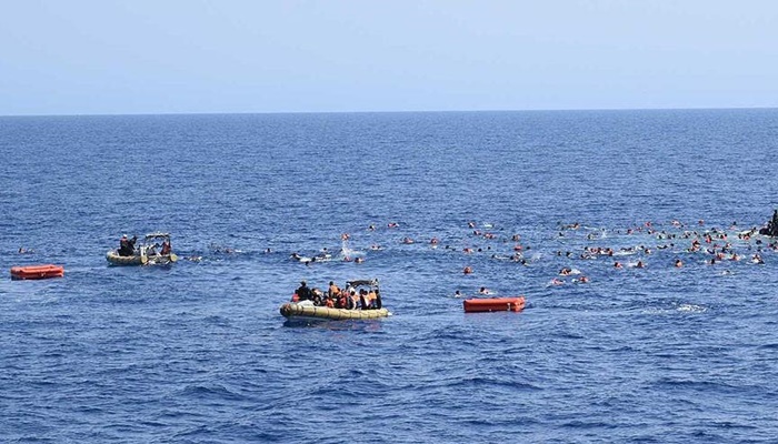 Akdeniz'de kaçakları taşıyan tekne battı: 4 ölü