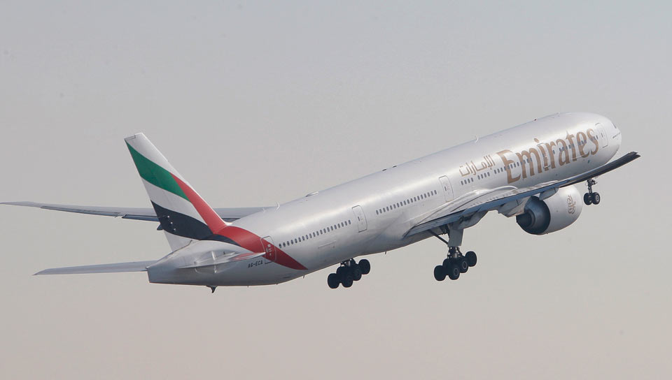 İstanbul'a gelen Emirates uçağı, askeri jet ile çarpışmaktan son anda kurtulmuş