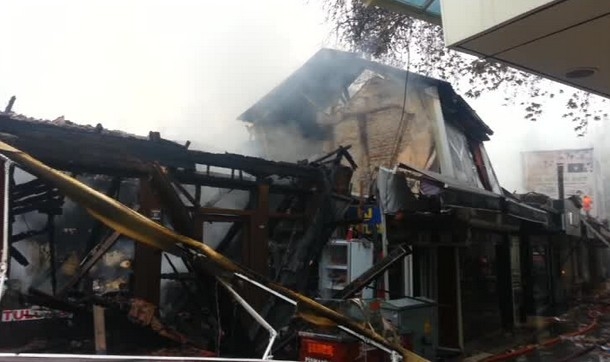 Tarihi han yandı, 37 iş yeri zarar gördü