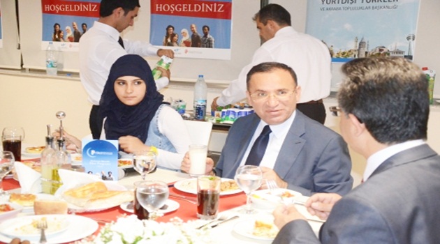 Bekir Bozdağ, yabancı öğrencilerle iftar yaptı