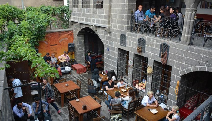 Sur'da artık silah değil müzik sesi yankılanıyor