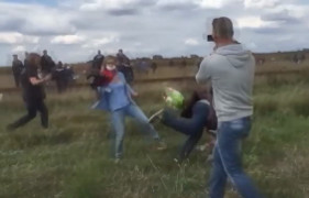 Bayan kameraman, kaçak göçmenlere böyle çelme attı