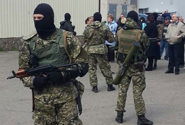 Rus bayrağı taşıyan tanklar Slavyansk'a girdi