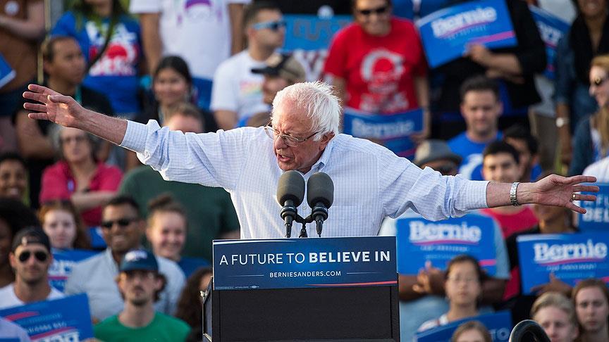 ABD'de başkanlık yarışında Sanders'tan Clinton'a destek