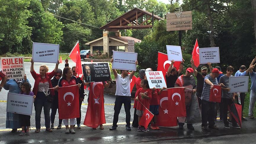 FETÖ elebaşı, ABD'deki malikanesi önünde protesto edildi